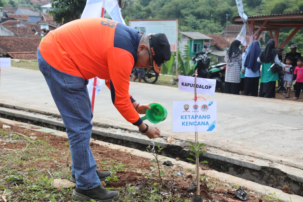 Kapusdalops BNPB, Bambang Surya Putra menanam bibit pohon ketapang kencana dalam kegiatan Pemulihan Pascabencana Longsor Melalui Penanaman 1.000 Pohon Pada Kegiatan Budaya Sadar Bencana di Desa Cihanjuang, Kecamatan Cimanggung, Kabupaten Sumedang, Jawa Barat, Minggu (10/7).